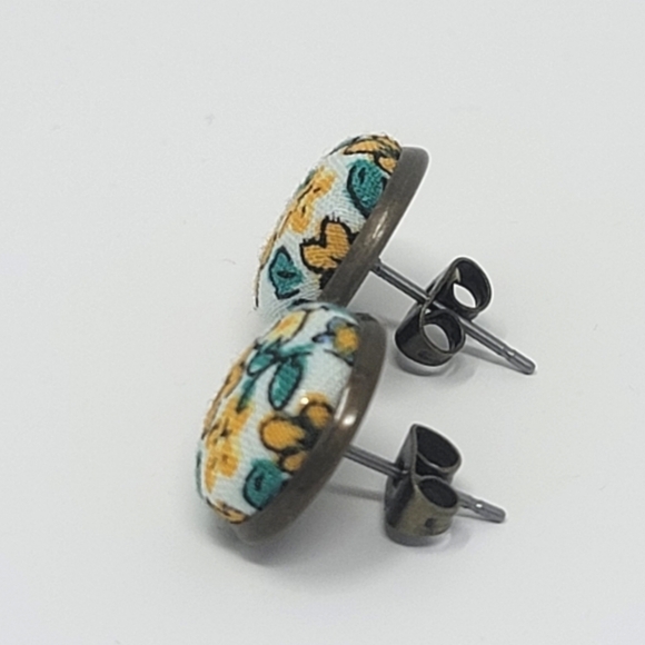New Handmade | Upcycled Vintage Yellow Green Floral Button Stud Earrings - Picture 3 of 4